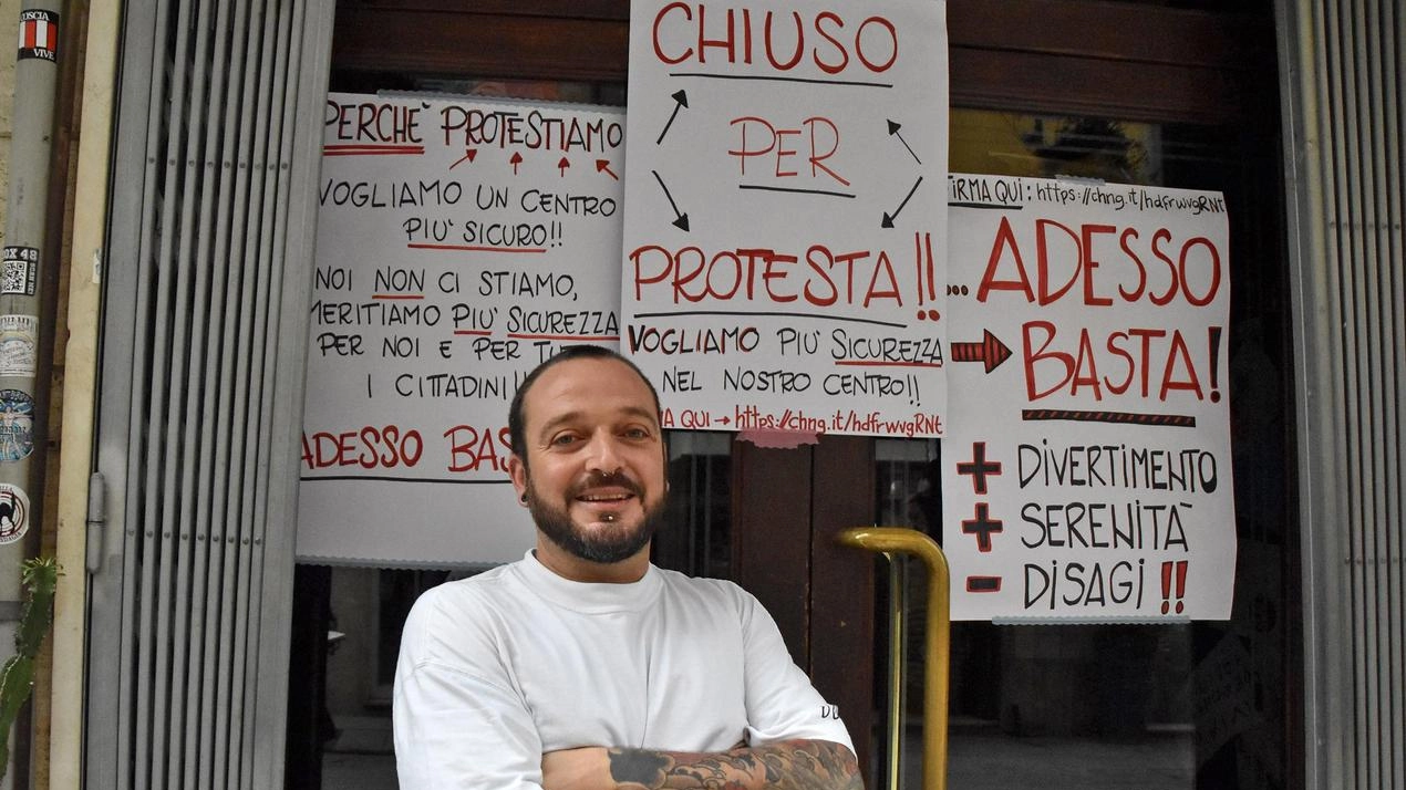 Marco Barcelli di fronte al «Caffè Ricasoli» che si trova nell’omonima via nel centro storico cittadino