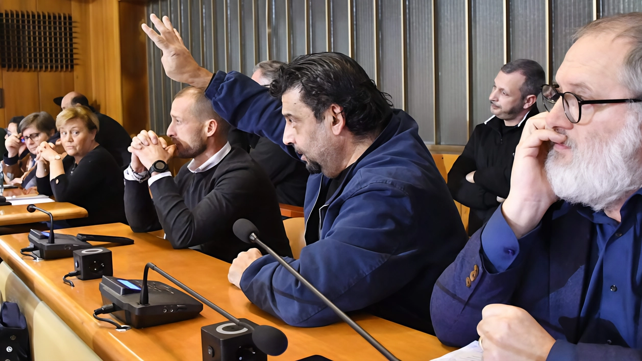 I consigliere di opposizione durante l’incontro sulla chiusura della scuola (foto Nizza)