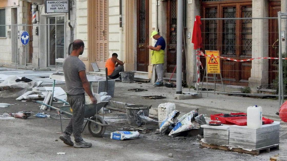 Viareggio, i forzati della domenica. Anche ieri operai al lavoro nel cantiere di via Mazzini