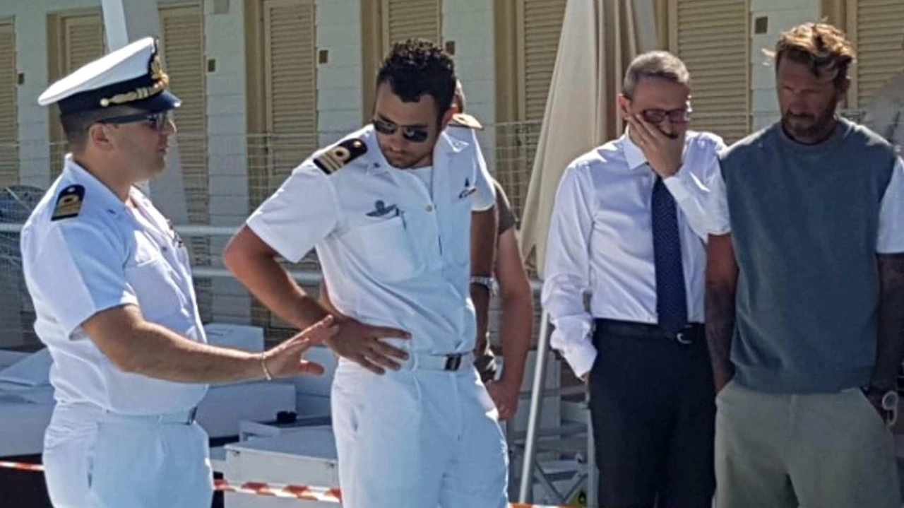 L’intervento della Capitaneria di Porto alla piscina del bagno Texas di Marina di Pietrasanta nel giorno della tragedia in cui morì una bambina di 12 anni