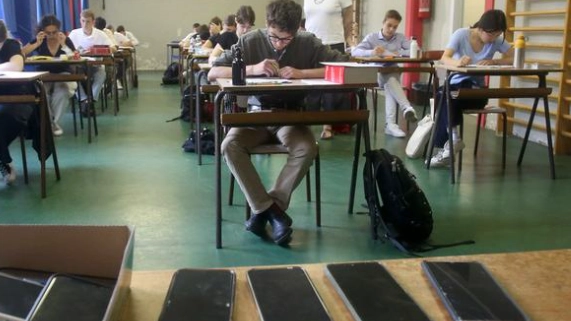 Smartphone in una classe durante l'esame di maturità