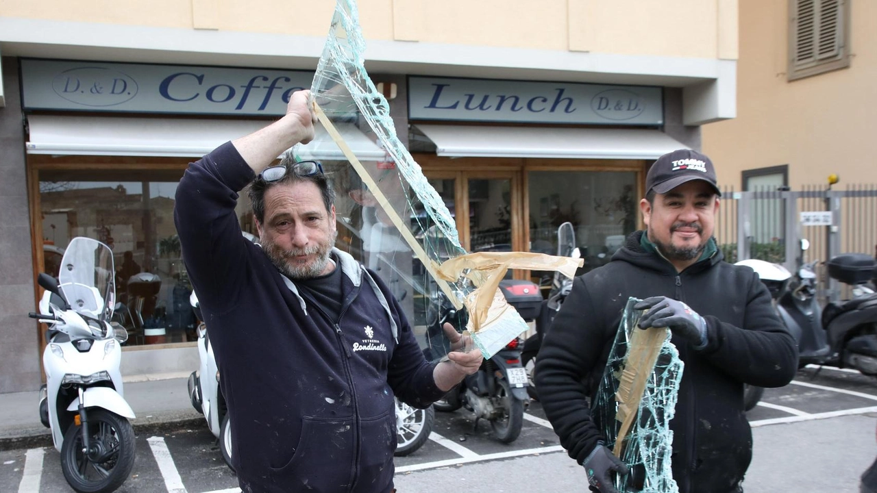 Ennesimo colpo al Caffè Lunch di viale Belfiore: finora 8mila euro di danni. L’antifurto con i fumogeni mette in fuga il ladro, ma le ’ferite’ restano.