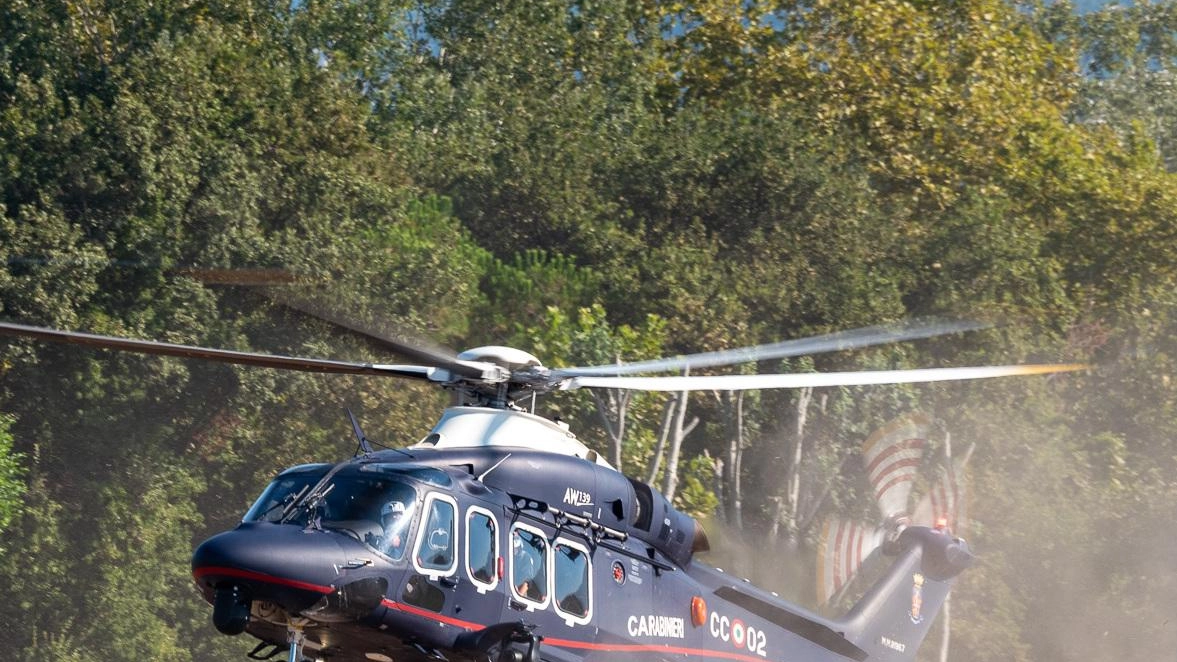 Durante la settimana di ferragosto, i Carabinieri intensificano i controlli in Versilia con unità specializzate e un elicottero dotato di tecnologie avanzate. Numerose sanzioni amministrative sono state elevate.