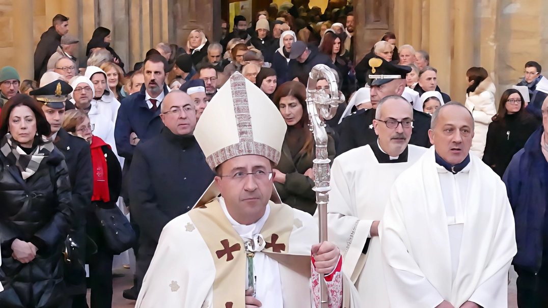 "Rischiano la vita e non li riconoscono esseri umani": folla in Duomo, processione nel centro in festa .