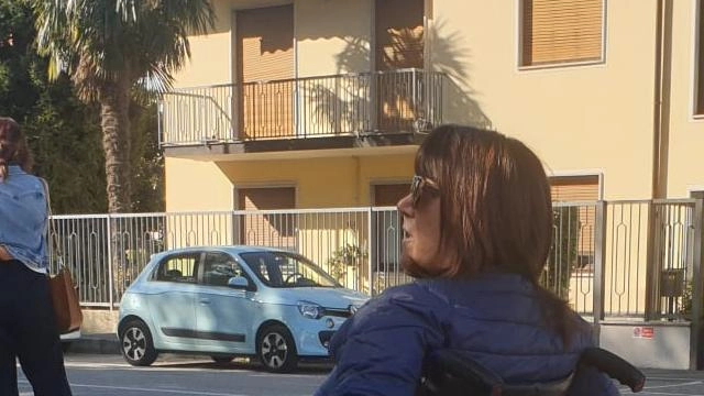 Auto sul marciapiede: "Intralcio per disabili"