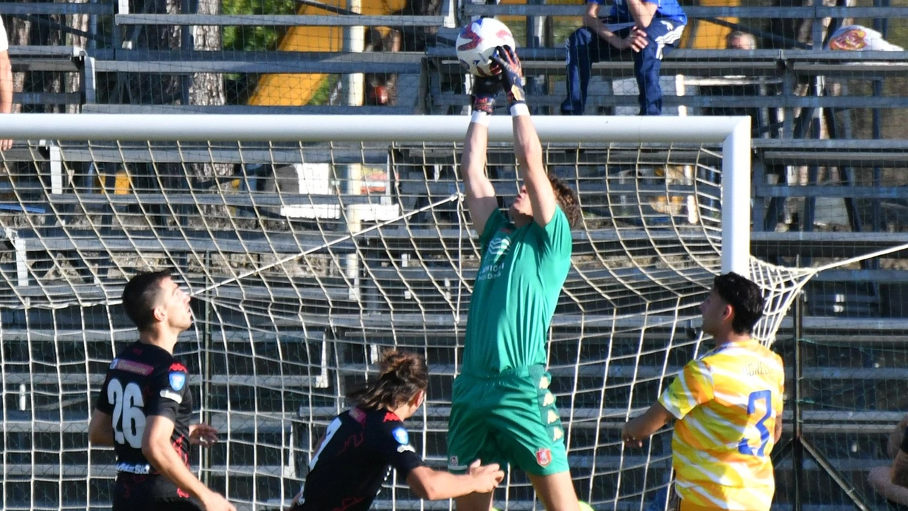 Un momento della partita di andata tra Follonica Gavorrano e Grosseto, giocata a novembre al Malservisi Matteini, finita con la vittoria del Grifone