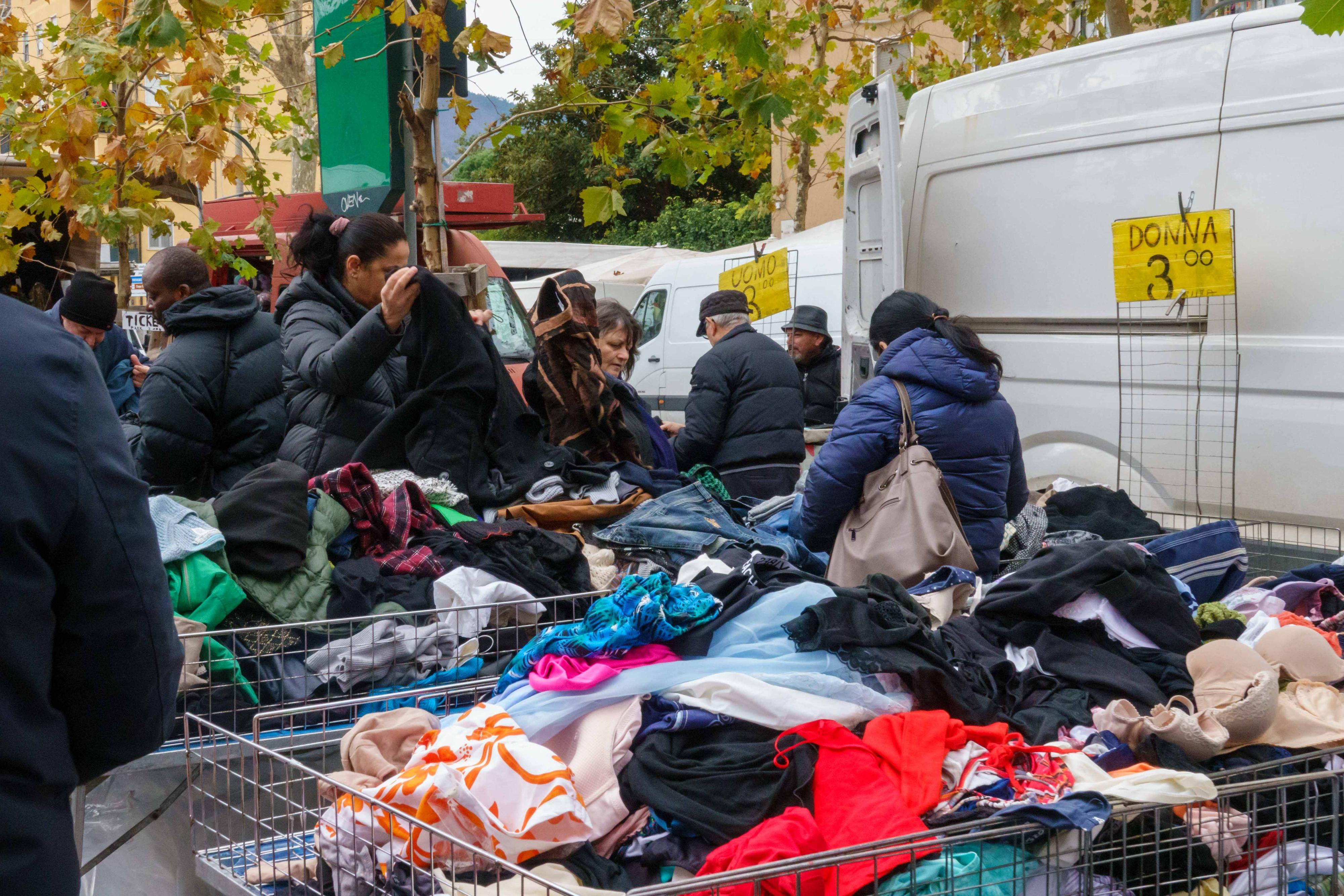 Alla ricerca della qualità perduta. Un mercatino tra ricordi e speranze. Cresce il rimpianto tra gli ambulanti