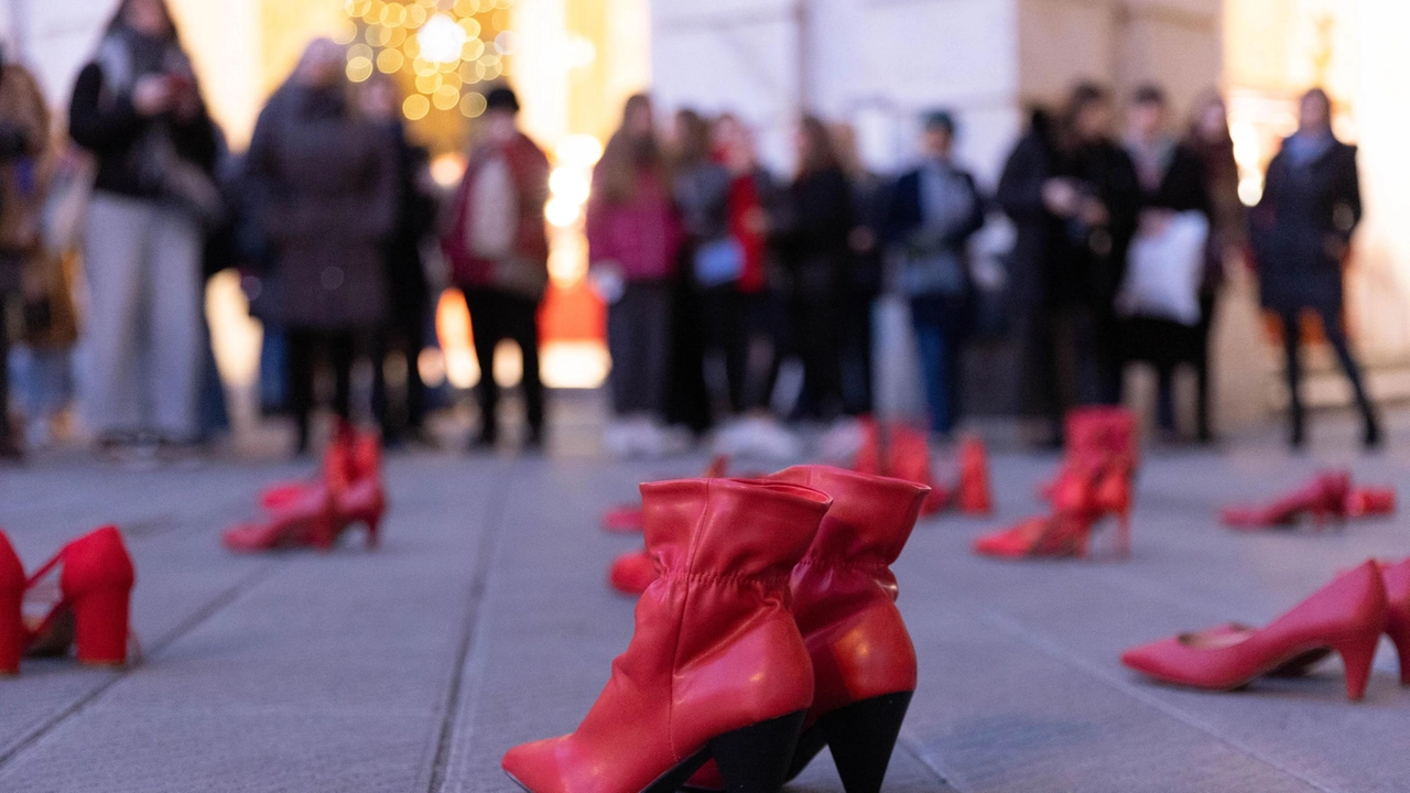 Le scarpe rosse, il simbolo contro la violenza di genere (foto d’archivio)