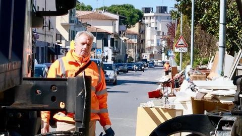 E’ in corso da lunedì il ritiro dei rifiuti alluvionati nelle strade di Empoli