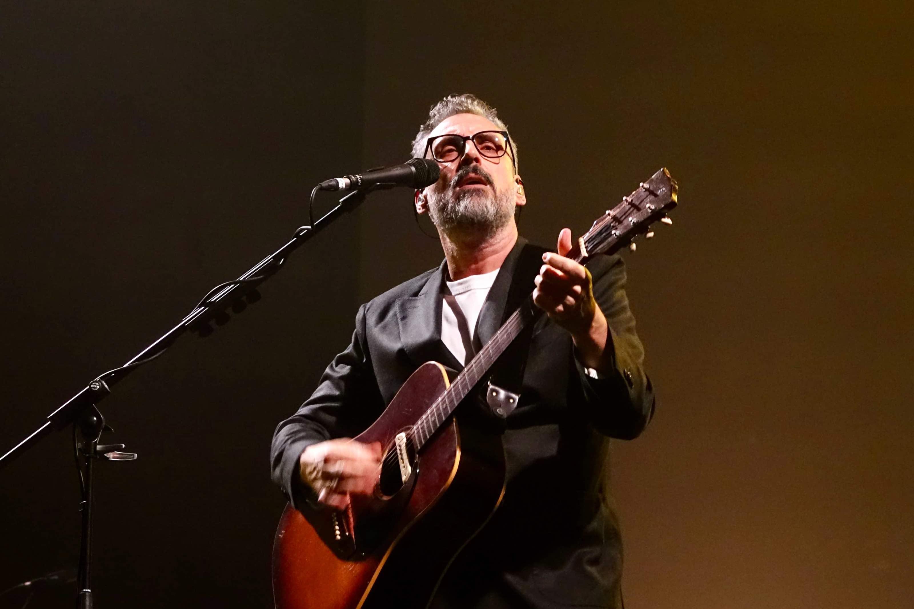 Brunori Sas, emozioni al Mandela forum. L’abbraccio di Firenze al cantautore