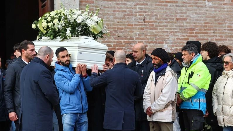 Profonda commozione al funerale del giovane Maati Moubakir