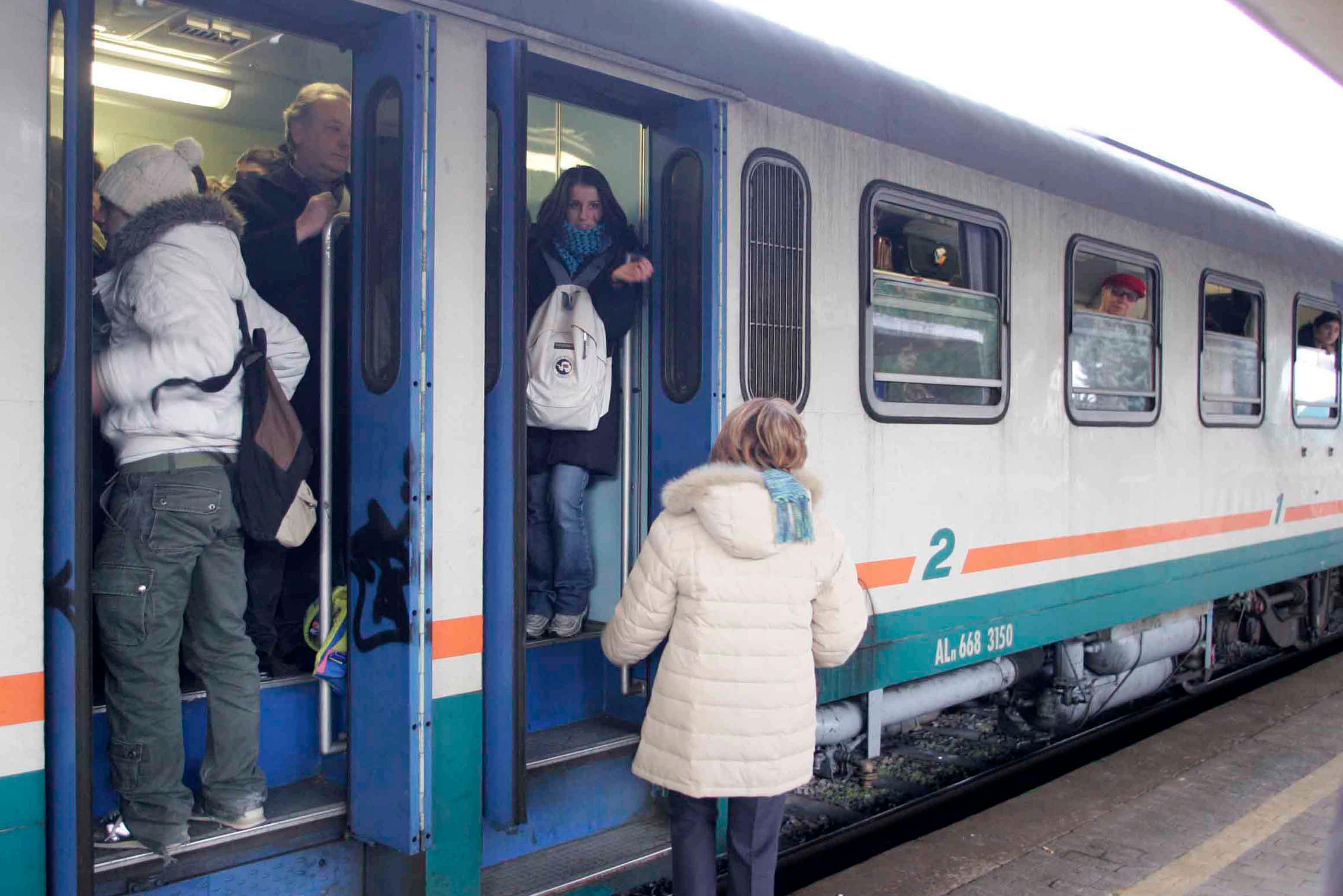 Treno annullato, odissea pendolari: “Rimasti fuori al freddo. Il bus? Non lo abbiamo visto”