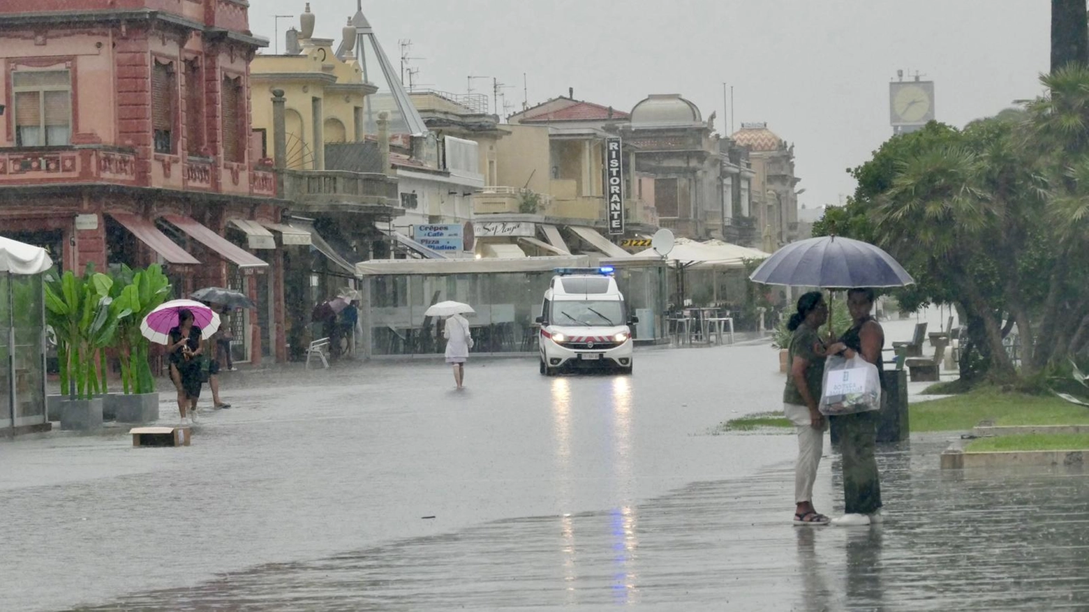 La passeggiata di Viareggio allagata (foto Umicini)