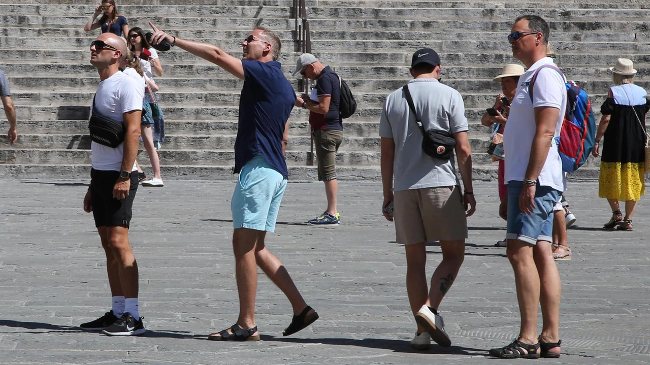 Turisti sull’acropoli. Il Ferragosto perugino offre un ricco cartellone di iniziative dedicate a chi resta in città e ai tanti visitatori