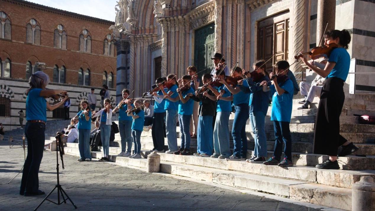 Giovani studenti senesi incantano la città con i loro violini