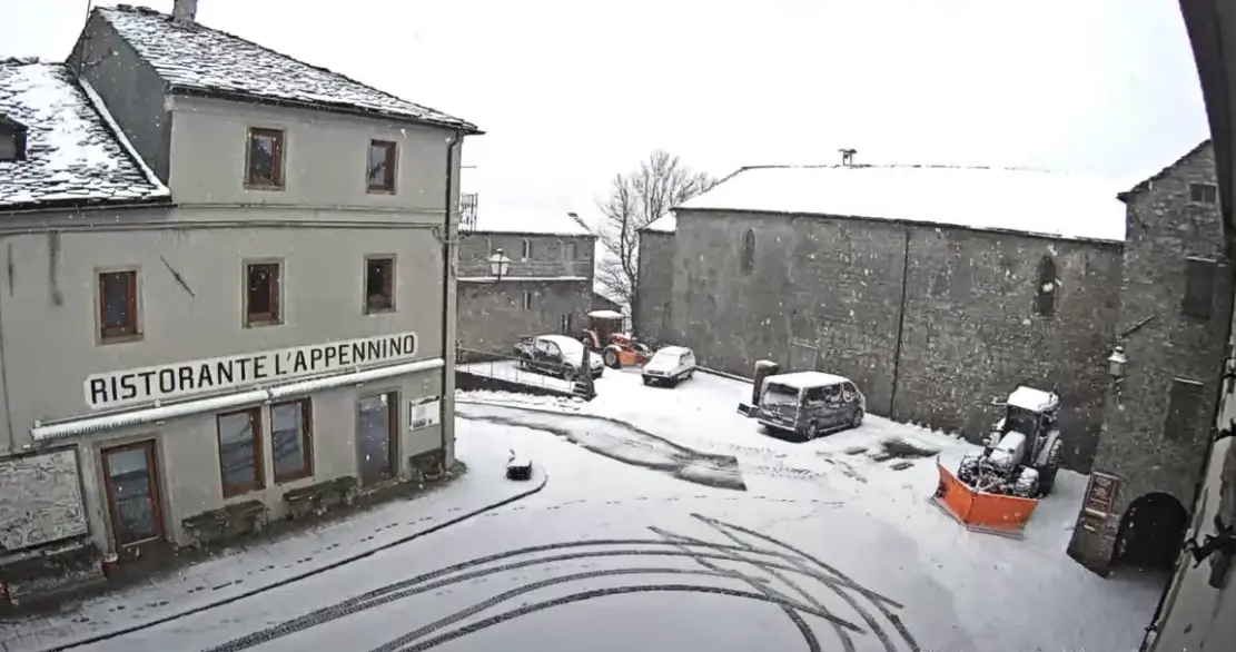 Fiocchi bianchi e paesaggi fiabeschi: le foto della neve abbondante in Toscana