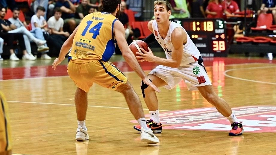 Nel turno infrasettimanale di basket, la Fabo Herons Montecatini vince ma La T Tecnica Gema Montecatini subisce il primo ko stagionale contro la Crifo Wines Ruvo di Puglia. Coach Del Re ammette errori difensivi, mentre coach Barsotti elogia la reazione dei suoi giocatori nonostante la sconfitta contro Latina. Preoccupazione per l'infortunio di Mastrangelo.