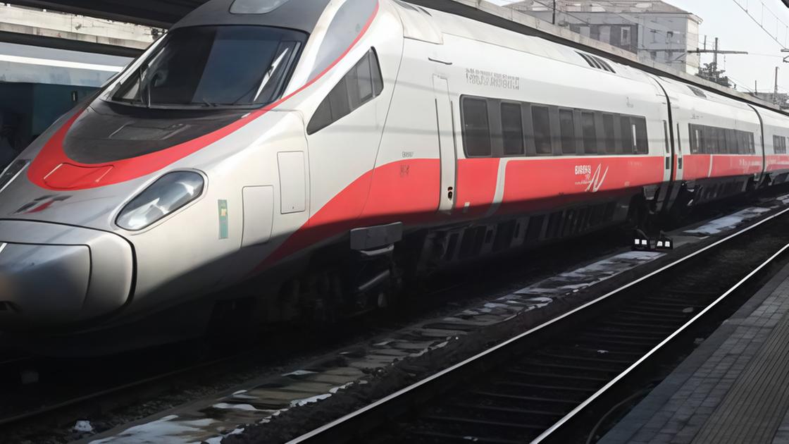 Guasto lungo la linea ferroviaria, treno fermo sei ore alla stazione