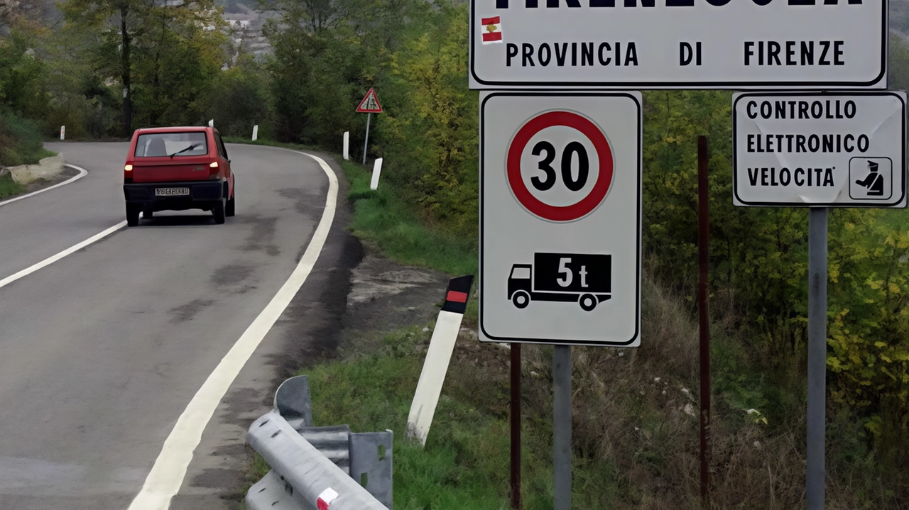 Il ponte provvisorio Bailey sul fiume Santerno a Firenzuola è stato finalmente montato con un anno di ritardo. La strada Imolese è stata chiusa per due giorni per l'installazione, causando disagi ma garantendo un collegamento vitale.