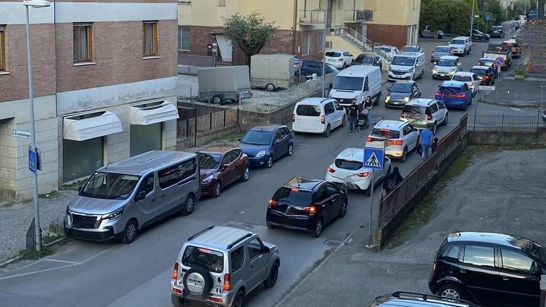 https://www.lanazione.it/image-service/view/acePublic/alias/contentid/ZWViMGU0Y2ItOTFiMi00/0/campolungo-viale-dei-mille-caos-colle-paga-un-prezzo-alto-al-traffico.jpeg?f=16:9&w=1200&h=630