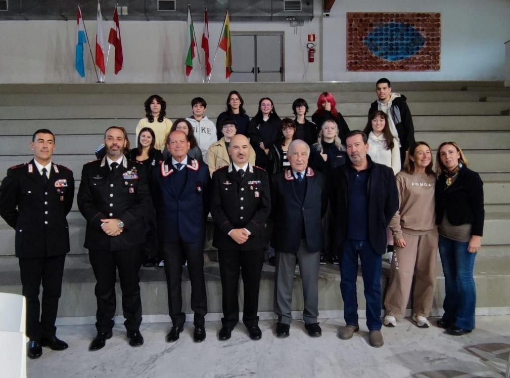 https://www.lanazione.it/image-service/view/acePublic/alias/contentid/ZWViMjMxMDYtZThkMS00/0/l-incontro-dei-carabinieri-con-gli-studenti-del-cardarelli.jpeg