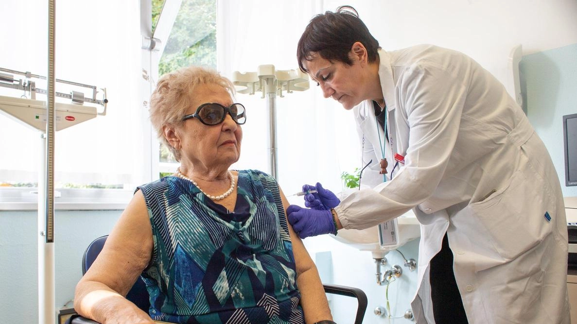 Per gli over 60 anni è possibile anche richiedere di vaccinarsi in farmacia