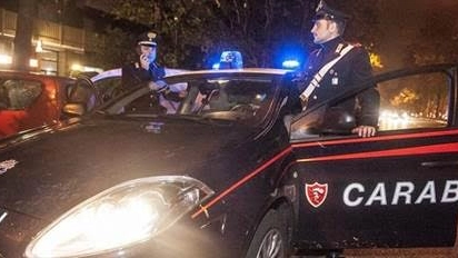 I tre, a volto coperto, si sono introdotti nell’abitazione da una porta socchiusa e hanno sorpreso la signora nello svolgimento di faccende domestiche. Indagano i carabinieri