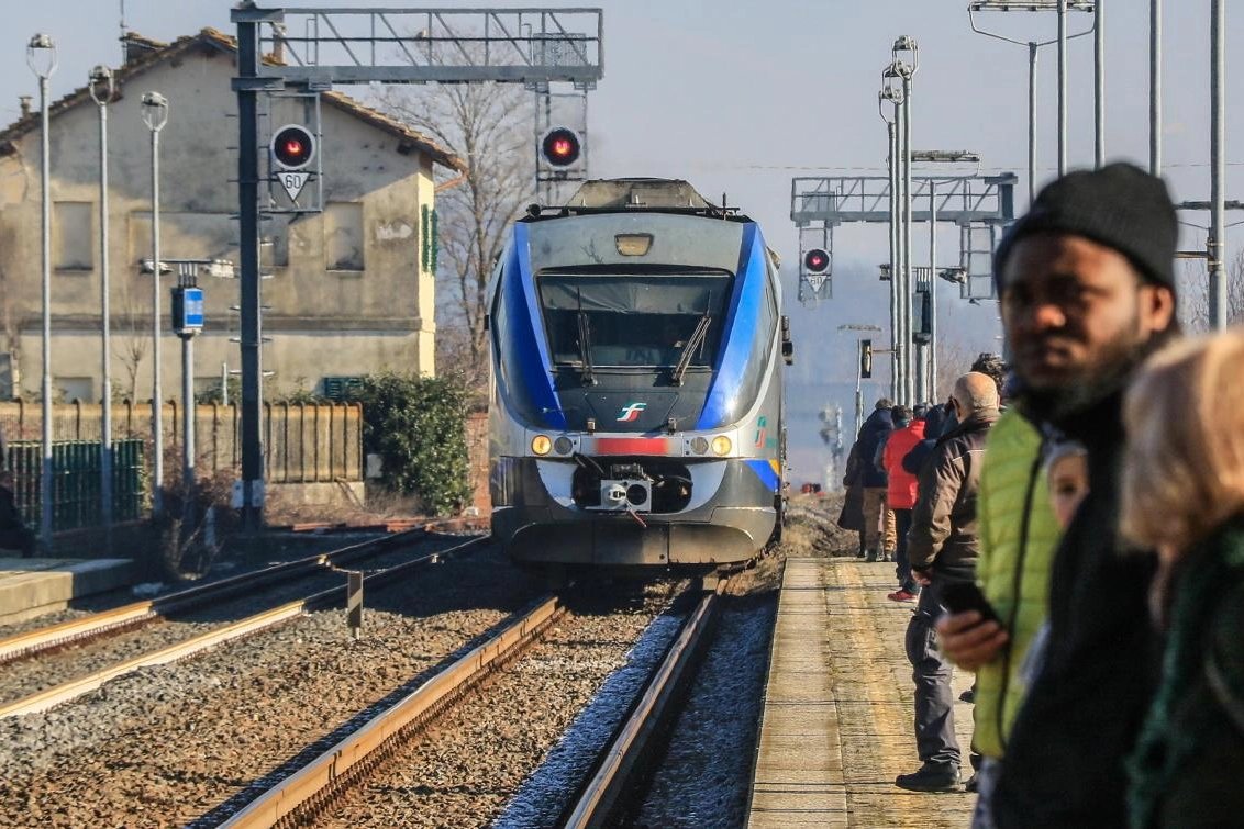 Pendolari che aspettano il treno sulla Faentina