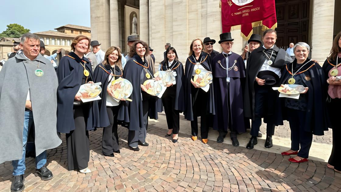 Piatto di Sant’Antonio ’rosa’ Prioranza di sole donne