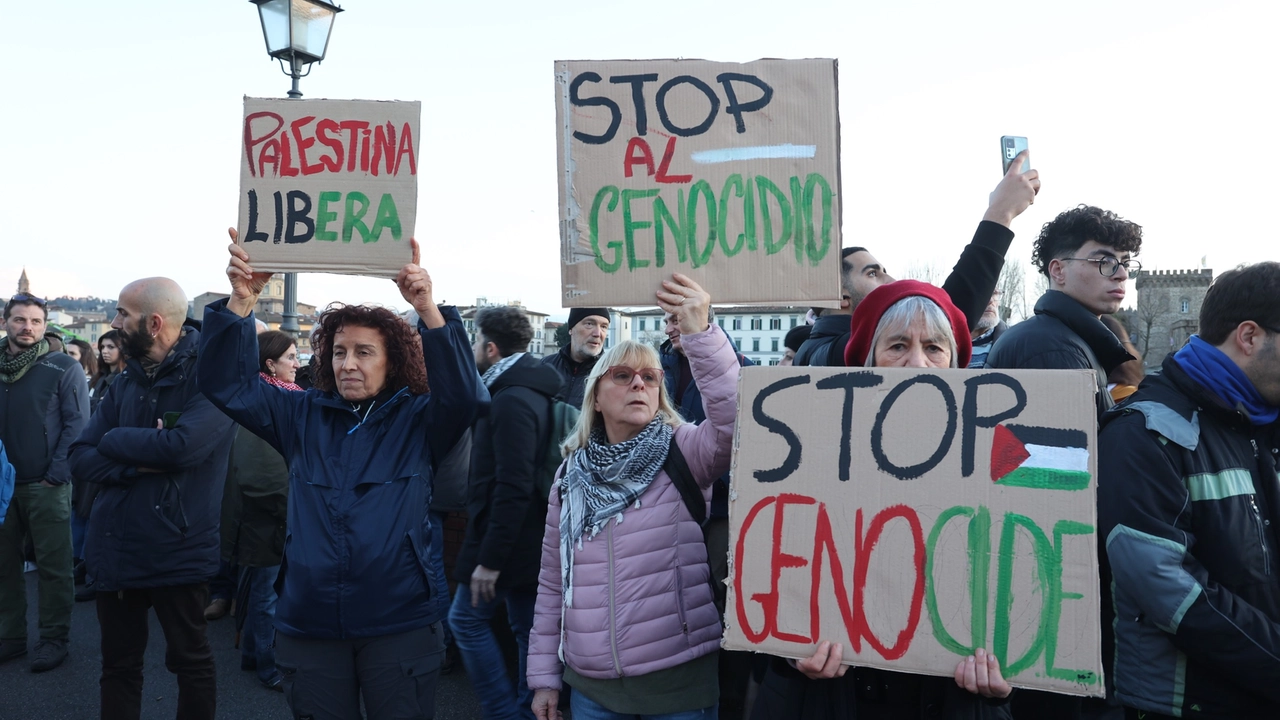 Alcuni cartelloni esposti durante la manifestazione a Firenze