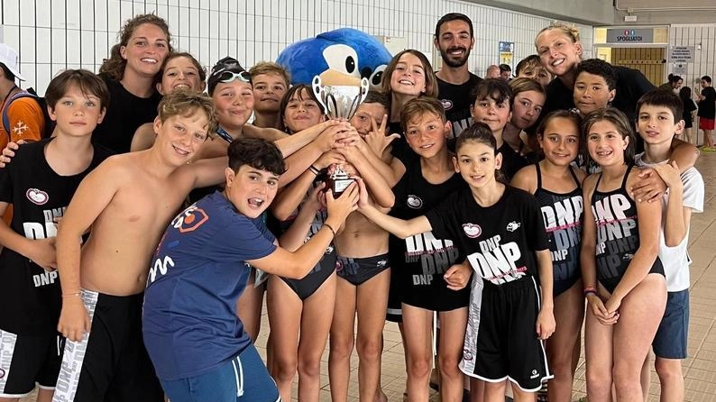 La Dimensione Nuoto Pontedera conquista il terzo posto al campionato regionale estivo esordienti B a Livorno, grazie a 13 medaglie ottenute dagli atleti uniti di Pontedera e Athena Ponsacco.