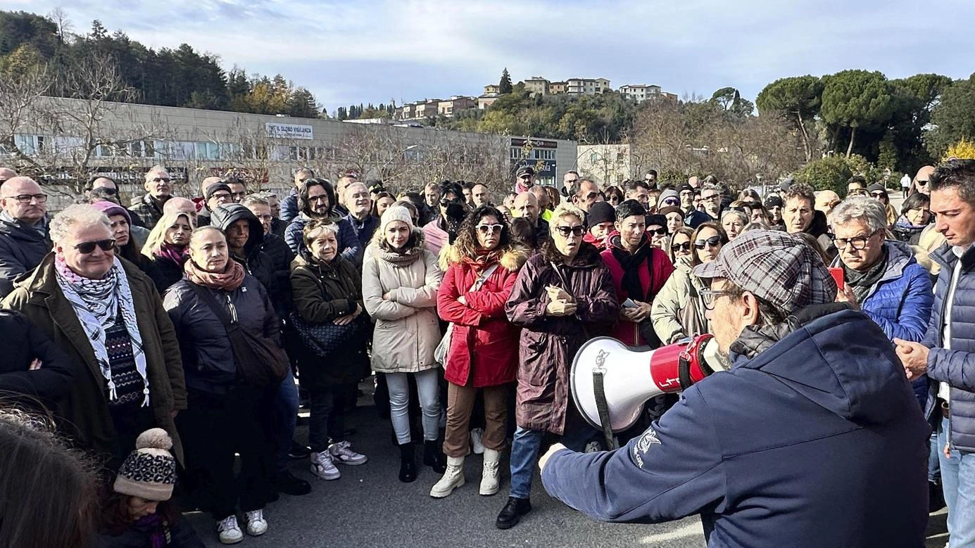 Partiti divisi: "Il ministro Urso in Parlamento"