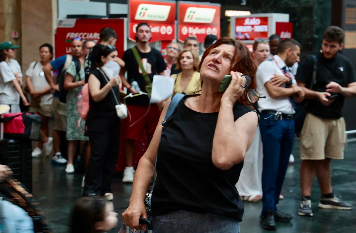 “Persone non autorizzate sui binari”, cosa significa e perché la circolazione dei treni va in tilt