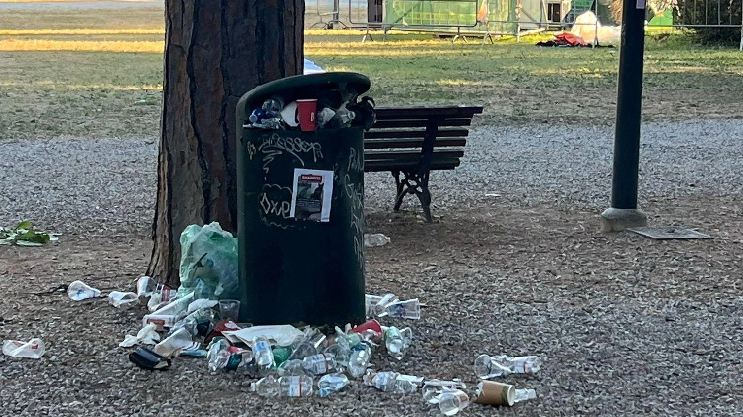 I cittadini segnalano sporco e cestini stracolmi, un giardino devastato da bottiglie, lattine, sigarette e vetri rotti non rimossi.