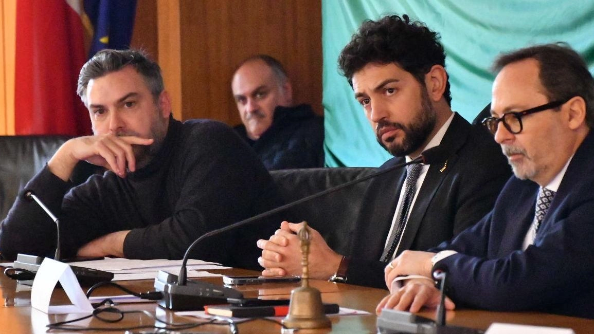 Da sinistra il deputato dei Cinque stelle Riccardo Ricciardi, il deputato della Lega Andrea Barabotti, poi il sindaco Francesco Persiani (Foto Paola Nizza)