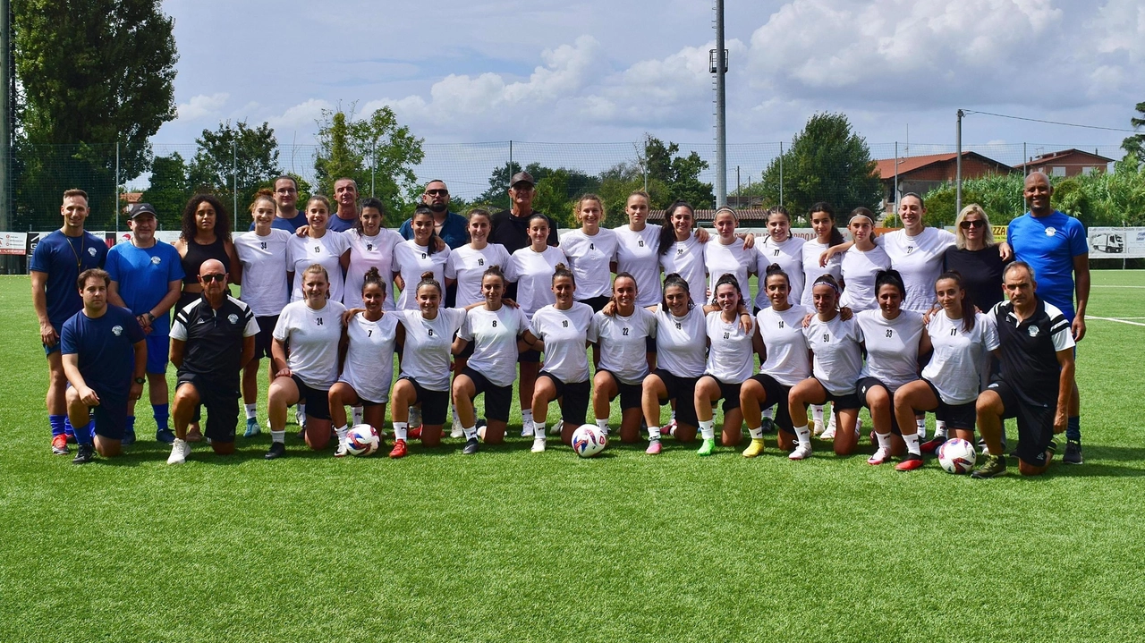 La squadra dello Spezia Women al gran completo