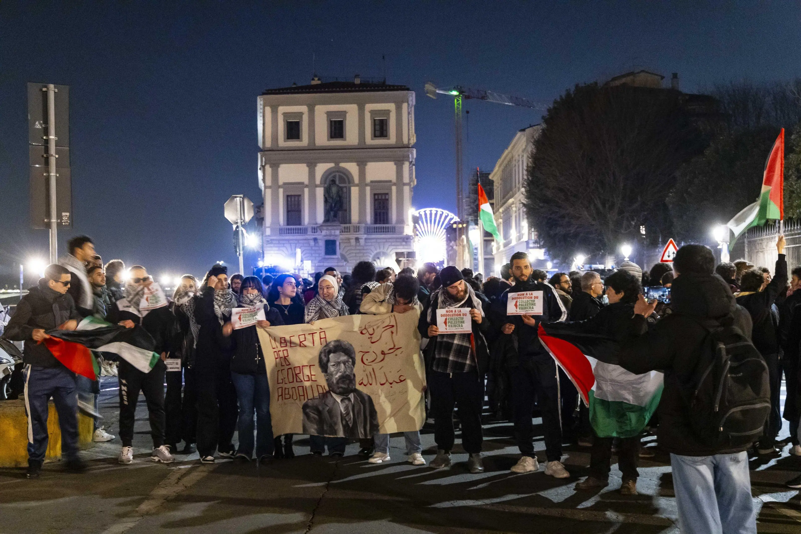 Corteo pro Palestina . Vernice rossa e fumogeni contro un supermercato