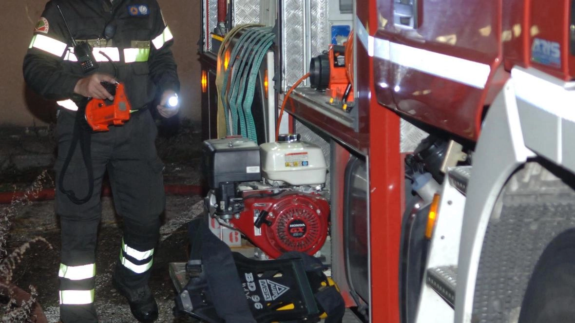 Nella foto d’archivio un vigile del fuoco durante un analogo intervento per lo spegnimento di un incendio di scooter e moto