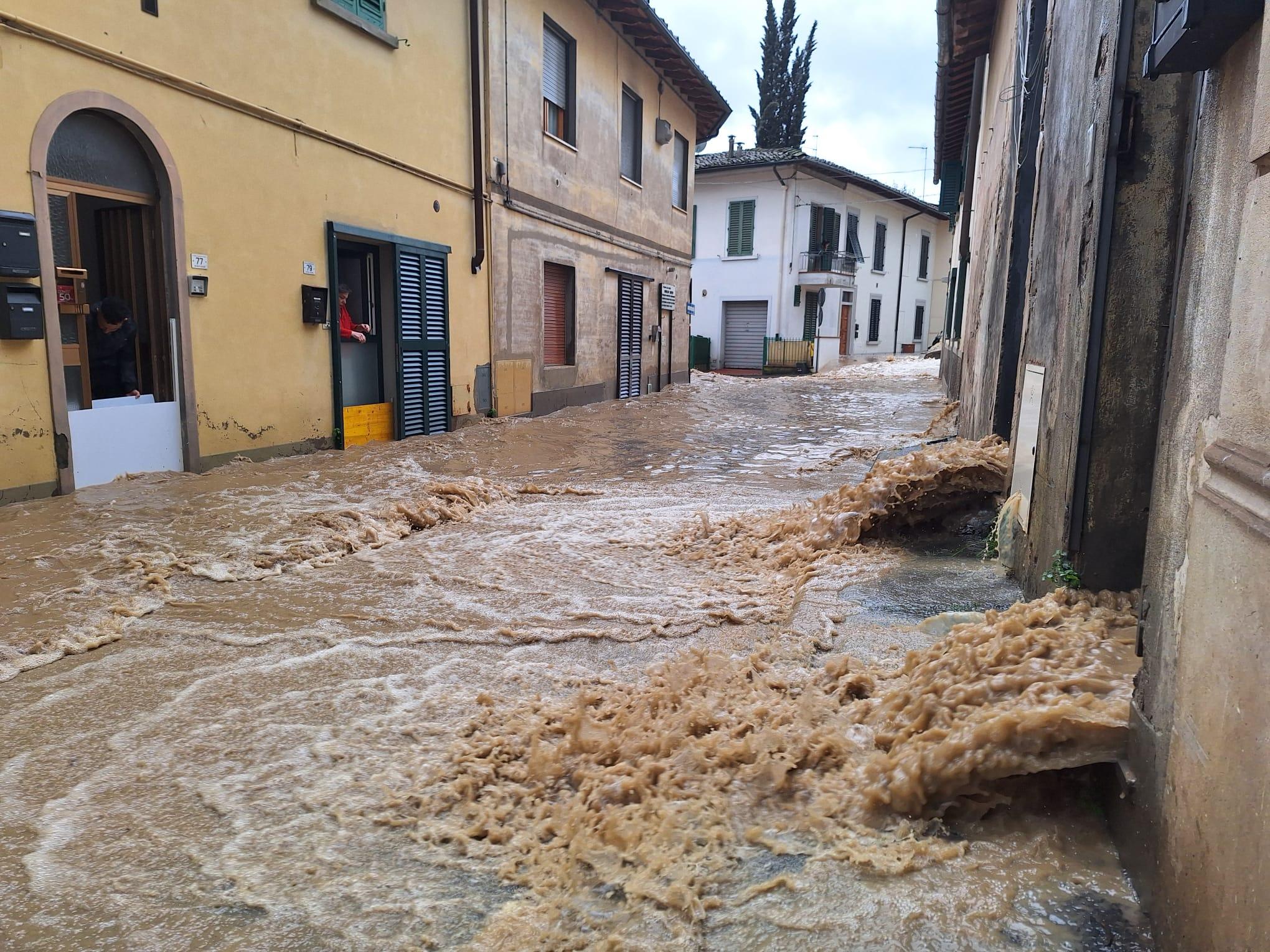 Forte temporale su Firenze, frane e strade sott’acqua. L’Arno fa paura