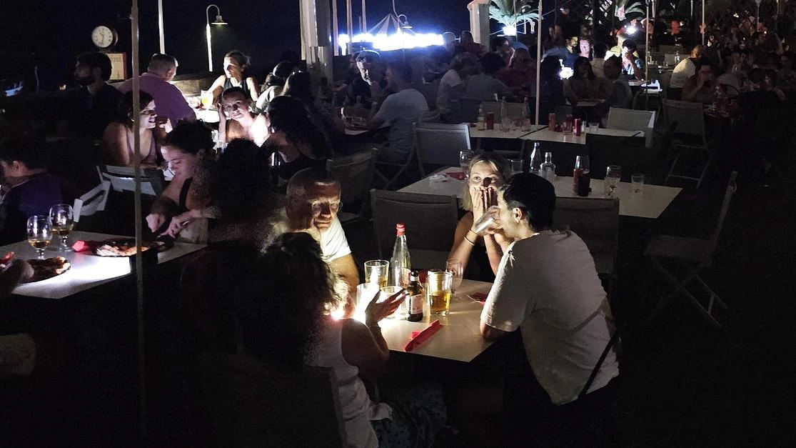 Turisti al buio durante uno dei black out che in questo periodo ha colpito Monte Argentario