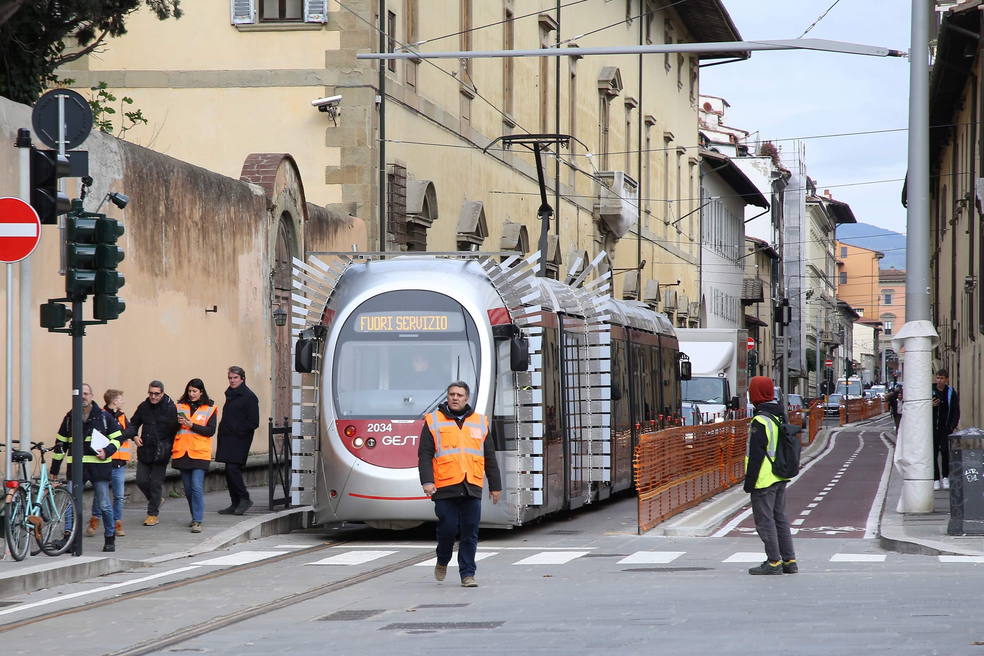 Firenze e la tramvia. Vacs ad ’andamento lento’ Il pre esercizio solo dopo il 10. Sotto l’albero tramvia a rischio