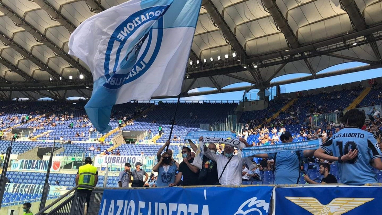 gruppo della tifoseria della Lazio per il calcio senza politica