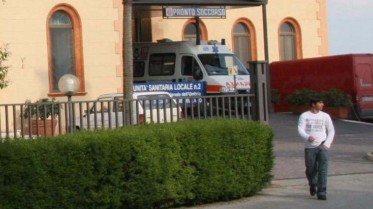 Intorno all’ospedale di Castiglione del Lago sono comparse le strisce blu ma la sosta a pagamento è contestata