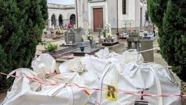 Proteste dei cittadini per alcuni sacchi, sei o sette, di rifiuti che si trovano nei pressi dell’ingresso del cimitero di...