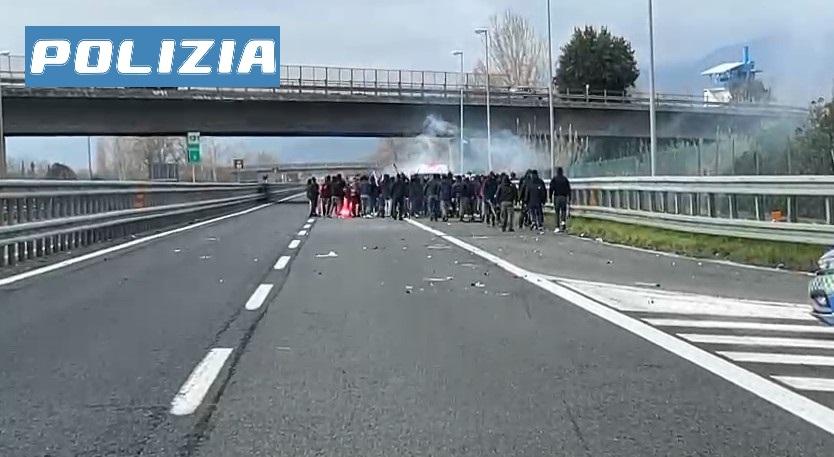 “Preso a sprangate in testa”: un arresto e denunce varie per la guerriglia fra tifosi in A12