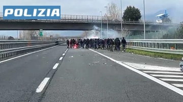 “Preso a sprangate in testa”: un arresto e denunce per la guerriglia fra tifosi in A12