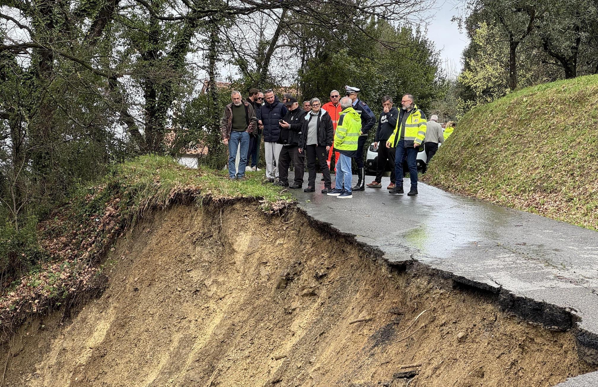 La frana di Vaticano. Crolla mezza collina. Giù una valanga di terra con 60 metri di strada