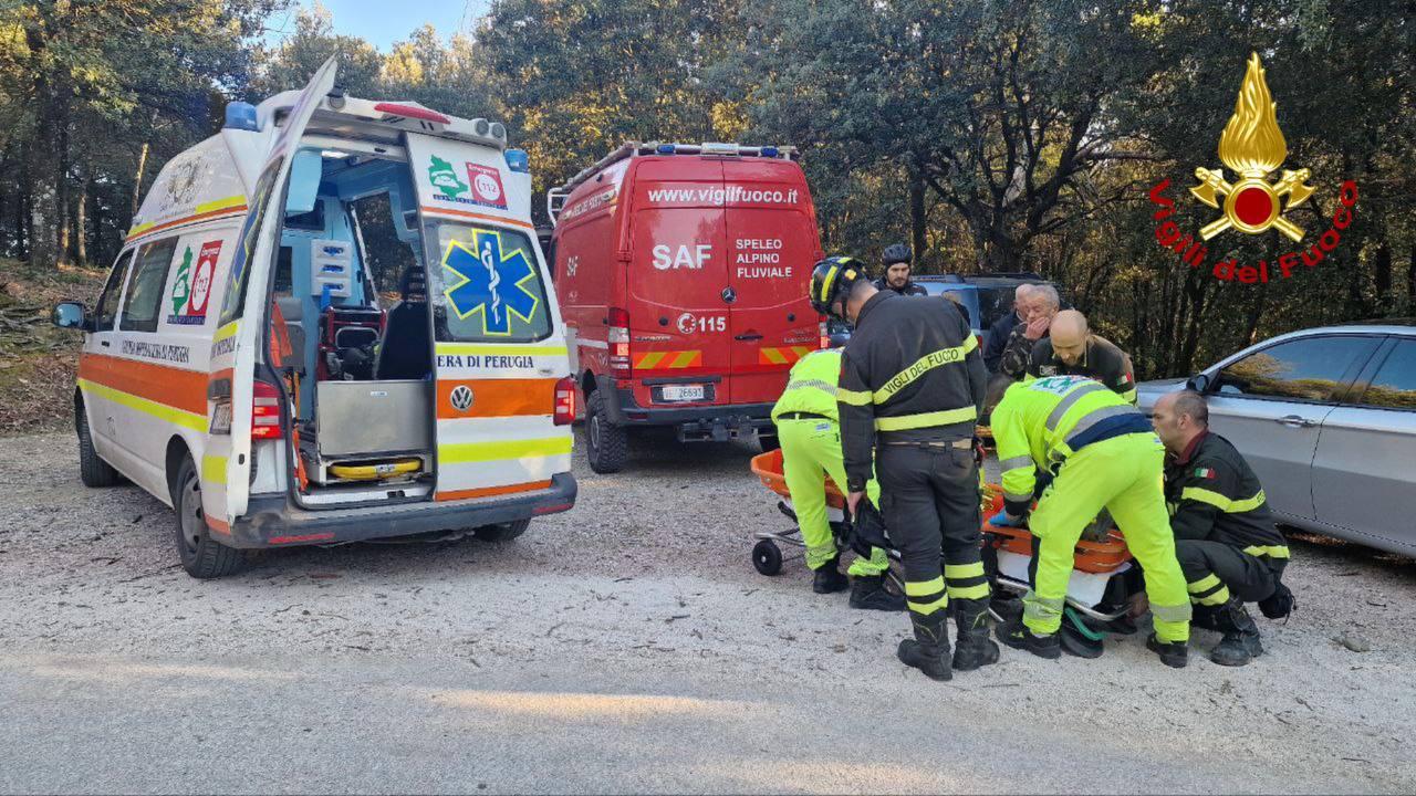 Perugia, cade dalla bici e si ferisce. Soccorsa dai vigili del fuoco