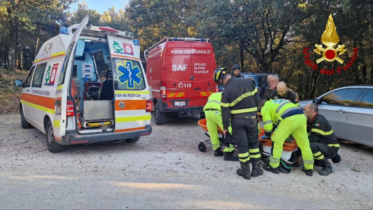 I Vigili del Fuoco di Perugia soccorrono una ciclista ferita dopo una caduta