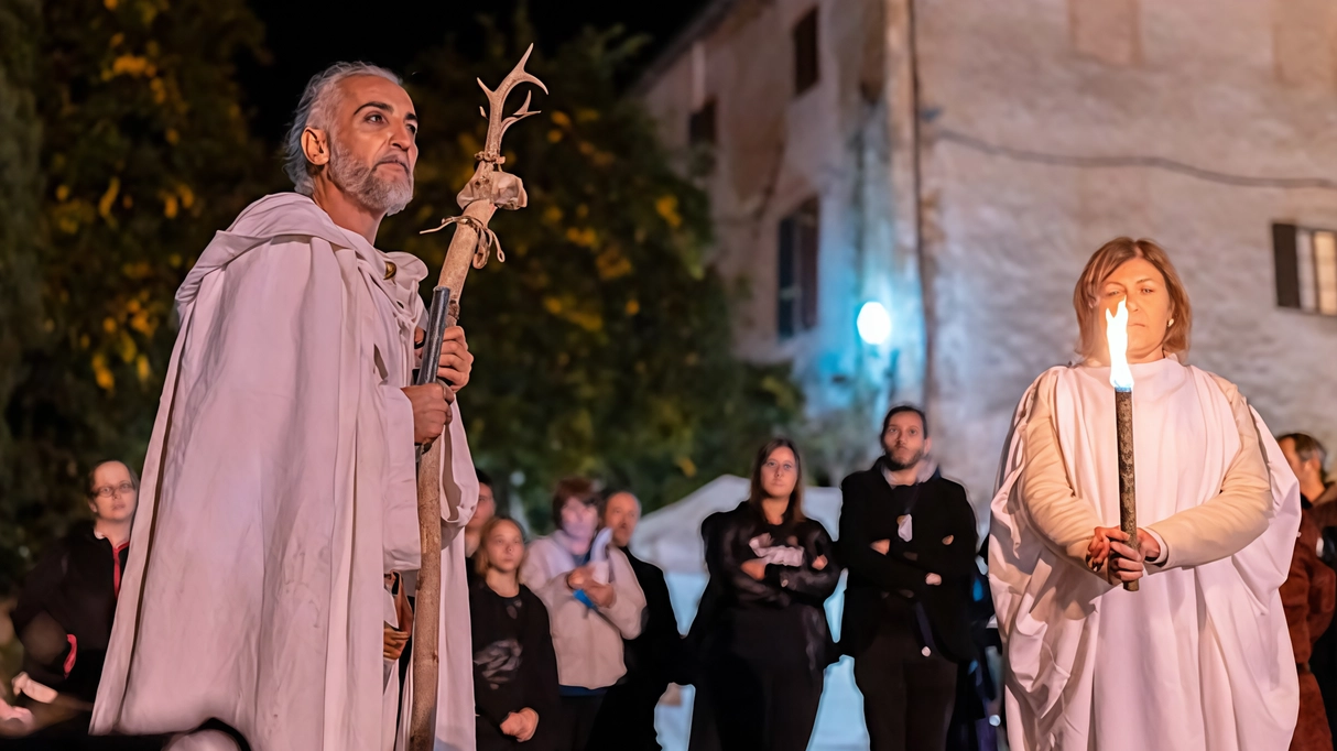 Monte San Savino si trasforma in "La città di Halloween" con il programma dell’Arezzo Celtic Festival, offrendo quattro giorni di eventi culturali e ricreativi legati alle origini celtiche della festa, tra spettacoli, musica, rievocazioni storiche e concorsi, il tutto con ingresso gratuito.